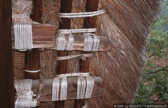 REGIONE DELLA VALLE DI SHOKAWA - Ogimachi - casa gassho-zukuri Kanda house: si noti che la struttura del tetto è assemblata senza uso di chiodi