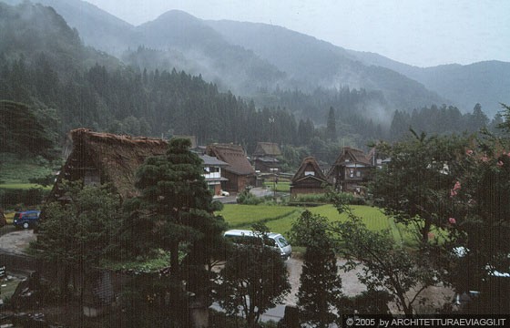 SHIRAKAWA-GO - Dalle finestre ai piani superiori della Kanda House osserviamo il villaggio di Ogimachi e l'ambiente montano tra la nebbia