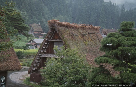 SHIRAKAWA-GO - Dalle finestre ai piani superiori della Kanda House osserviamo le case di Ogimachi