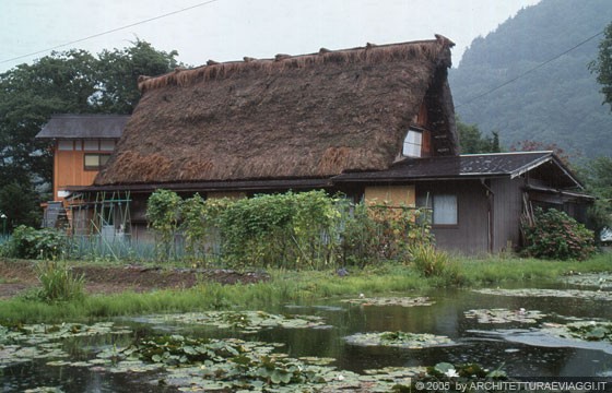 REGIONE DELLA VALLE DI SHOKAWA - Ogimachi - Una casa gassho-zukuri al di là di un grazioso stagno