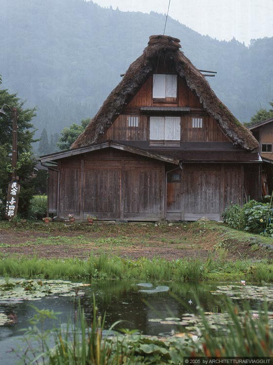 OGIMACHI - Ci avviciniamo alla casa gassho-zukuri ubicata al di là del grazioso stagno