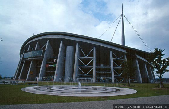 TOYOTA CITY - TOYOTA STADIUM - La copertura appesa con montanti in acciaio e una struttura a tiranti