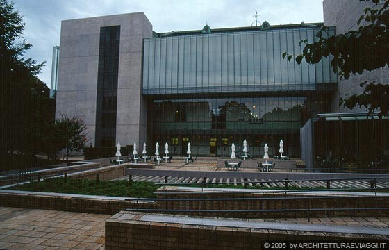 TOKYO UENO  - Biblioteca internazionale di letteratura per bambini - il Lounge sulla facciata posteriore, una sorta di mall o percorso esterno che affianca l'edificio Beux Art 