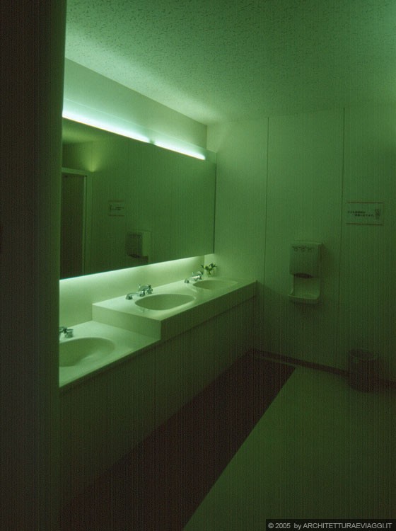 TOKYO UENO  - Biblioteca internazionale di letteratura per bambini - i bagni, funzionali anche per i più piccoli