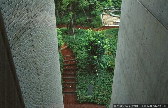 TOKYO UENO  - Biblioteca internazionale di letteratura per bambini - ampie vetrate tra i blocchi della distribuzione verticale permettono di avere gradevoli scorci sul patio-giardino
