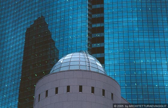 TOKYO GINZA - Passeggiando verso i Giardini di Palazzo Hama: Shiodome City Center rivestito di cristalli riflettenti di colore verde