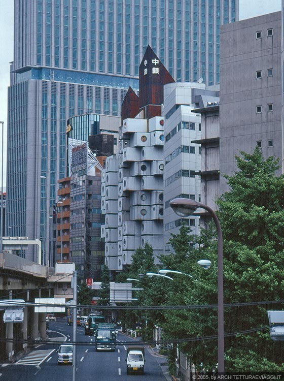 TOKYO GINZA - Proseguendo verso i Giardini di Palazzo Hama ci fermiamo ad osservare ancora il Nagakin Capsule Tower Building tra i grattacieli circostanti