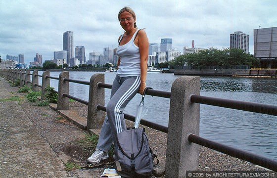 TOKYO GINZA - Giardini di Palazzo Hama: io poso sullo sfondo del Sumida-gawa e oltre si intravede un altro imponente skyline di grattacieli