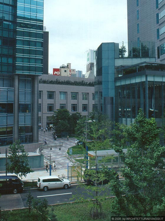 TOKYO SHIMBASHI - Shiodome City Center - la piazza fornisce l'accesso allo spazio vendita e ai negozi
