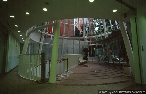 TOKYO SHIBUYA-KU - JNA The Japanase Nursing Association Bldg. - JNA Plaza - L'atrio di ingresso