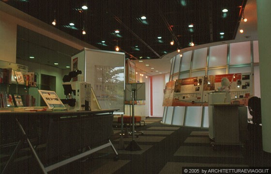 TOKYO SHIBUYA-KU - JNA The Japanase Nursing Association Bldg. - JNA Plaza - Gli interni sono caratterizzati dal grande cono di vetro