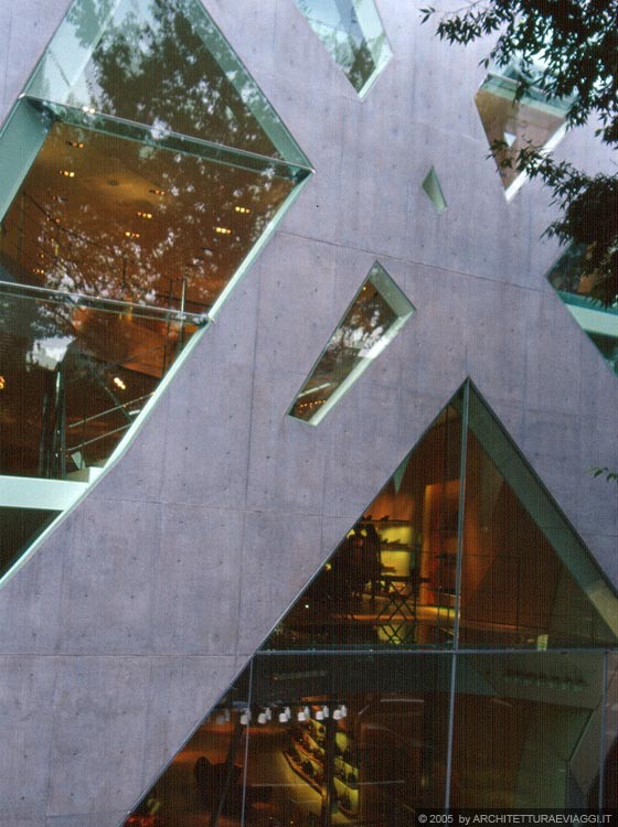 TOKYO SHIBUYA - Tod's Omotesando Building: particolare del fronte su Jingumae