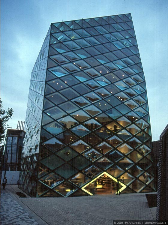 TOKYO MINAMI-AOYAMA - L'edificio di cristallo caratterizzato da una maglia continua diagonale a rombi d'acciaio del Prada Aoyama Epicenter è firmato Herzog & de Meuron