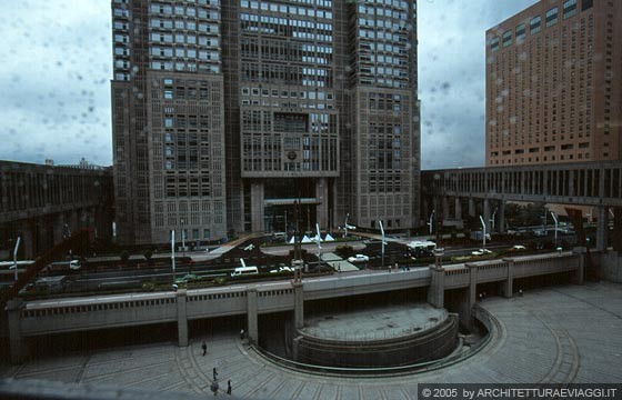 TOKYO SHINJUKU - Dal corridoio sopraelevato che si affaccia sulla piazza semicircolare si percepisce il City Hall