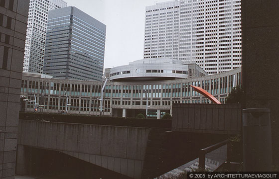 TOKYO SHINJUKU - Tokyo Metropolitan Governament Offices - si intravede la grande piazza semicircolare delimitata dal percorso sopraelevato