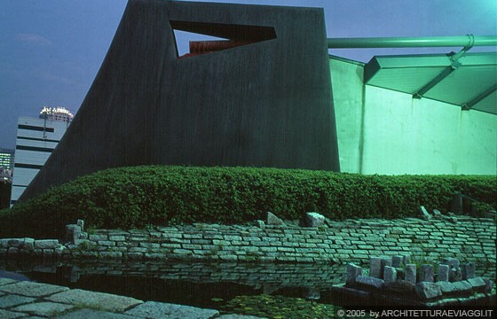 TOKYO - Yoyogi National Gymnasium - il sapiente uso di materiali: pietra, acciaio, cemento armato, verde e acqua esaltato dall'illuminazione notturna