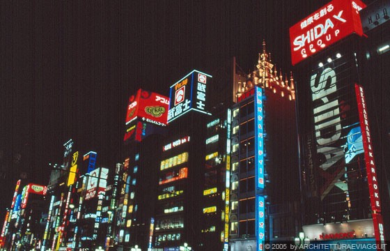 TOKYO SHINJUKU - Segni al neon lungo Yasukuni-dori in Shinjuku