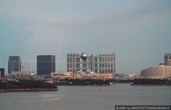 TOKYO BAY/ODAIBA - Lo skyline di Daiba con l'imponete Fuji TV Building, la grande ruota panoramica di Palette Town, i parchi e i numerosi complessi di negozi, magazzini e ristoranti
