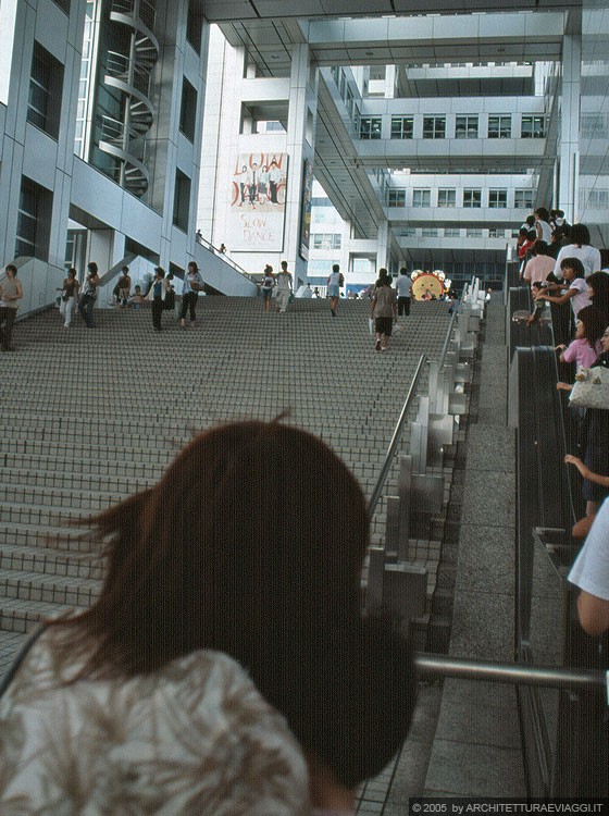 TOKYO ODAIBA - Fuji TV Building: l'ampia scalinata che conduce allo spazio pubblico pensile alla quota del settimo piano del basamento