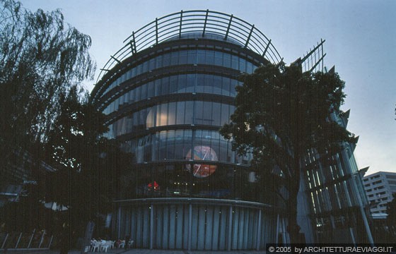 TOKYO ODAIBA - Miraikan all'imbrunire - all'esterno della parete vetrata dell'atrio si percepisce il GEOCOSMOS 