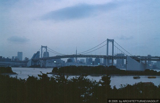TOKYO ODAIBA - Il Rainbow Bridge visto all'imbrunire da Teleport Town