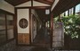 NARA. Ryokan Seikan-so: il corridoio del patio da cui si accede alle stanze da bagno