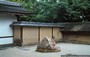 RYOANJI TEMPLE. I kare sansui (i giardini secchi da meditazione curati e sorvegliati da monaci zen) sono giardini fatti per essere guardati da un'unico punto di vista.