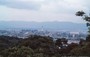 KYOTO EST. Dal portico del KIYOMIZU-DERA ampia vista della città: si riconoscono la Kyoto Tower e la Stazione Centrale