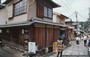 KYOTO EST. Itinerario a piedi di Higashiyama sud: tradizionali edifici in legno nelle due strade lastricate di Sannen-zaka e Ninen-zaka