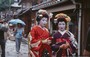 KYOTO EST. Ninenzaka: due maiko posano per un servizio fotografico