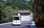 SHIGARAKI, SHIGA. MIHO MUSEUM - Dal padiglione della Reception partono frequenti navette elettriche per raggiungere il museo al di là della montagna
