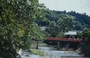 TAKAYAMA. Il rosso vermiglio del Nakabashi Bridge spicca tra la vegetazione e il fiume Miyagawa River
