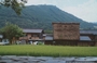 REGIONE DELLA VALLE DI SHOKAWA. Dal tempio Myozen-ji vista su Ogimachi: in primo piano le belle pietre color antracite della pavimetazione della cella campanaria