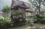 REGIONE DELLA VALLE DI SHOKAWA. Ogimachi - Il giardino della Casa Kanda: laghetto, lanterne ed elementi in pietra e un piccolo tempio