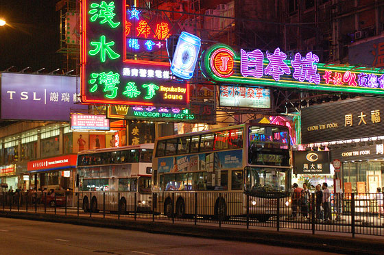 KOWLOON - Per raggiungere il mercato notturno di Temple Street percorriamo la vivace Nathan Road