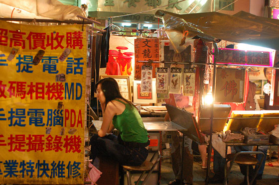 KOWLOON - Il mercato notturno in Temple Street