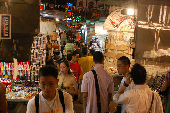 KOWLOON - Il vivace e popolare mercato notturno di Temple Street