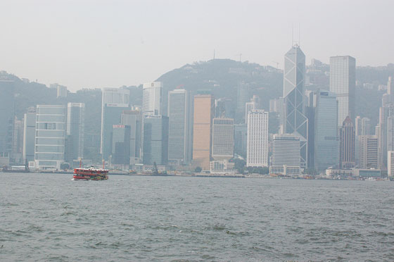 VICTORIA HARBOR - Godendosi la brezza del mare e i panorami della baia a bordo dello Star Ferry verso il Central District