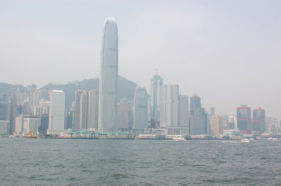 VICTORIA HARBOR - Tra i grattacieli che si affacciano sulla baia spicca l'International Financial Centre, il grattacielo più alto di Hong Kong