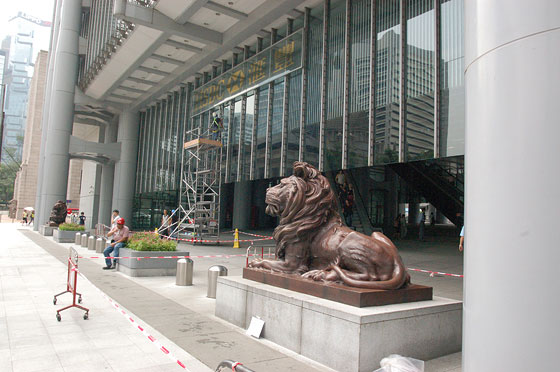 HONG KONG & SHANGHAI BANK - I due leoni in bronzo, simbolicamente posti a guardia dell'edificio assicurano armonia e protezione ed un feng shui positivo