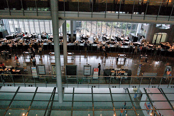 HONG KONG ISLAND - Lo spazio flessibile e multifunzionale che circonda il grande atrio della Hong Kong & Shanghai Bank 