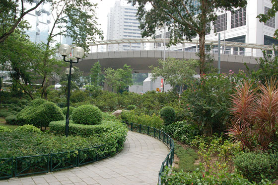 CENTRAL DISTRICT - Attraversiamo Chater Garden per raggiungere la Bank of China Tower