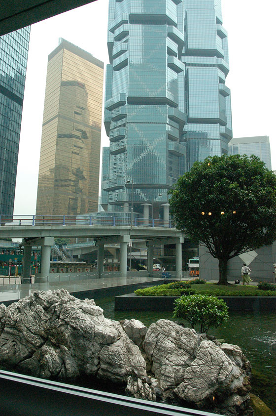 BANK OF CHINA TOWER - Oltre i giardini della Bank of China Tower vista sul Lippo Center e sui grattacieli di Admiralty