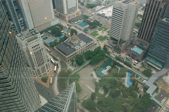 CENTRAL DISTRICT - Dal 43° piano della Bank of China Tower si distinguono il neoclassico Legislative Council Building, Chater Garden e Statue Square e Queen's Road Central