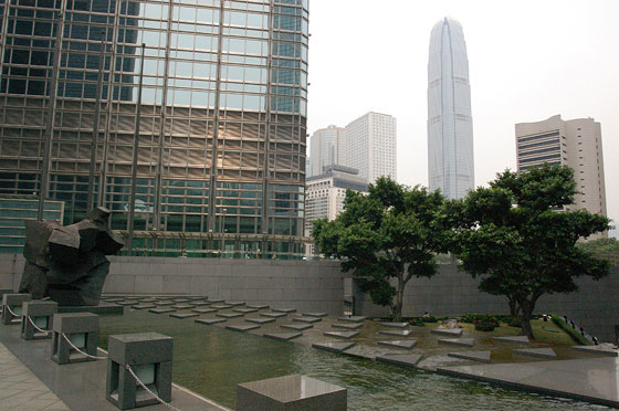 BANK OF CHINA TOWER - I giardini tra gli alti edifici con elementi lapidei geometrici: sullo sfondo emerge la grande mole dell'International Financial Centre