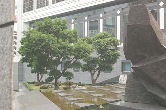 BANK OF CHINA TOWER - Rocce, acqua, alberi, enfatizzano le linee pure e geometriche degli edifici circostanti