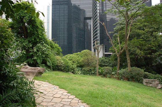 CENTRAL - Dal verde di Cheung Kong Park vista su Pacific Place: il meraviglioso connubio tra natura ed architettura