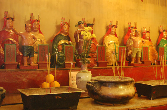 A OVEST DI CENTRAL - Tempio di Man Mo: particolare delle statuette votive