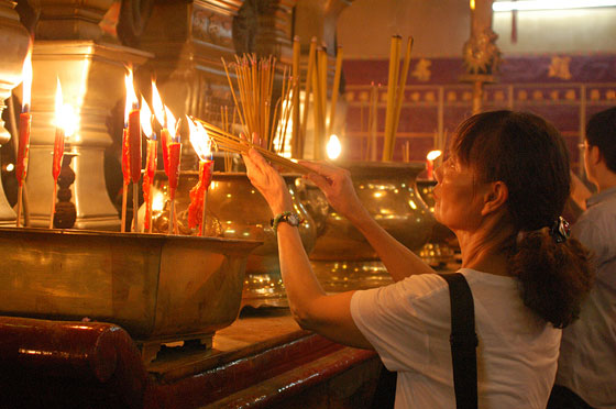 TEMPIO DI MAN MO - Religione, fortuna e riti a Hong Kong