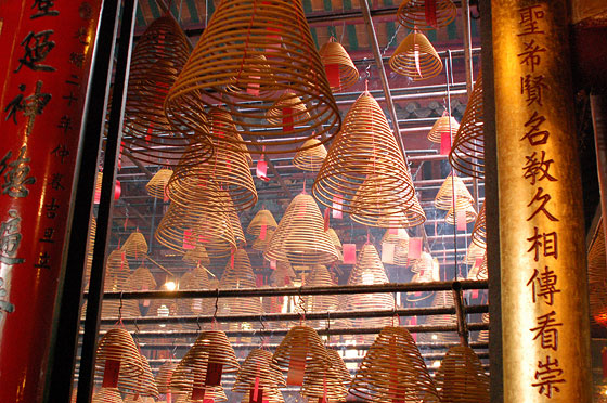 A OVEST DI CENTRAL - Spirali di incenso a forma di cono pendono dal soffitto del Tempio di Man Mo